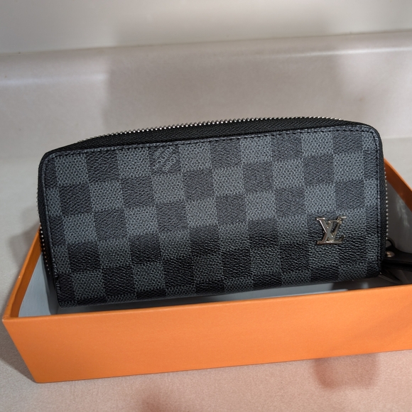 Louis Vuitton Damier Graphite Wallet with Silver Accents - Picture 5 of 12